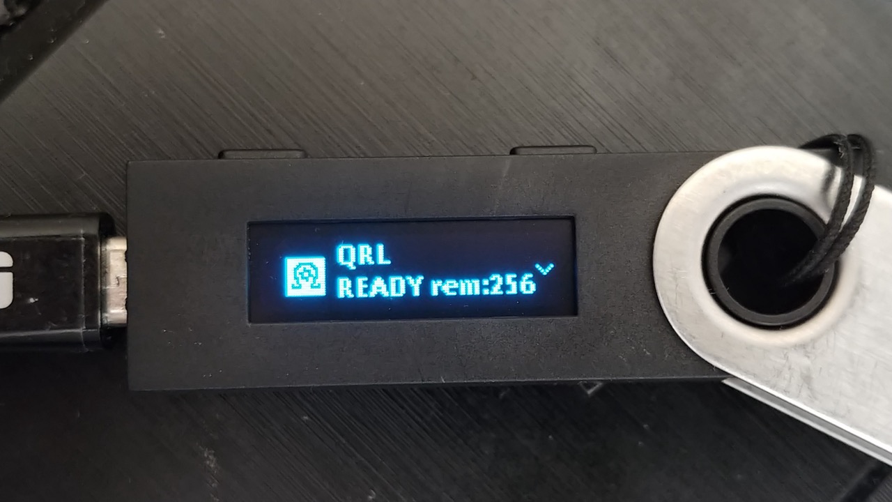Ledger Nano displaying QRL READY with 256 XMSS one-time signature keys remaining.